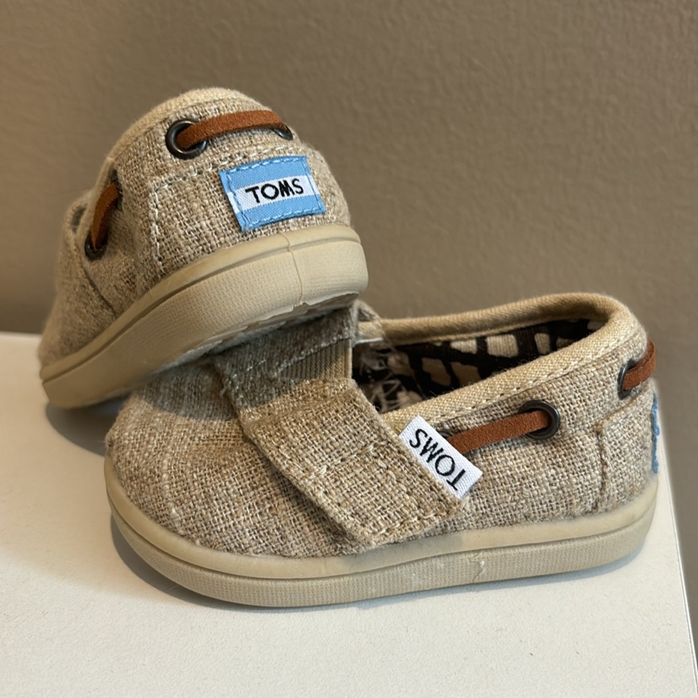 NWOT Baby TOMS Shoe Size 3